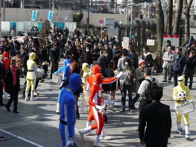 新宿駅東口には何事かと見物人が集まった