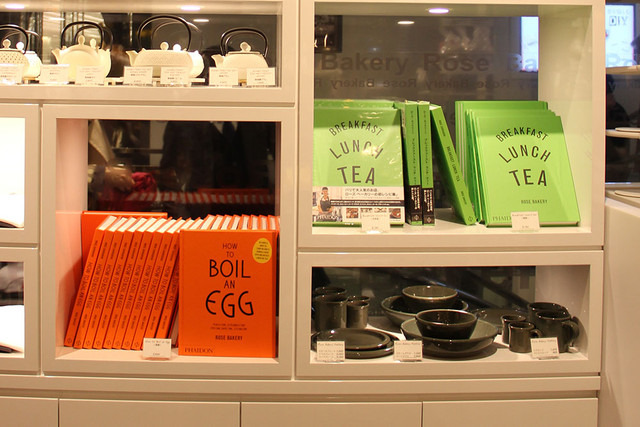 ローズベーカリーの新しい書籍「How to Boil and Egg」（英語版、オレンジの表紙）も発売