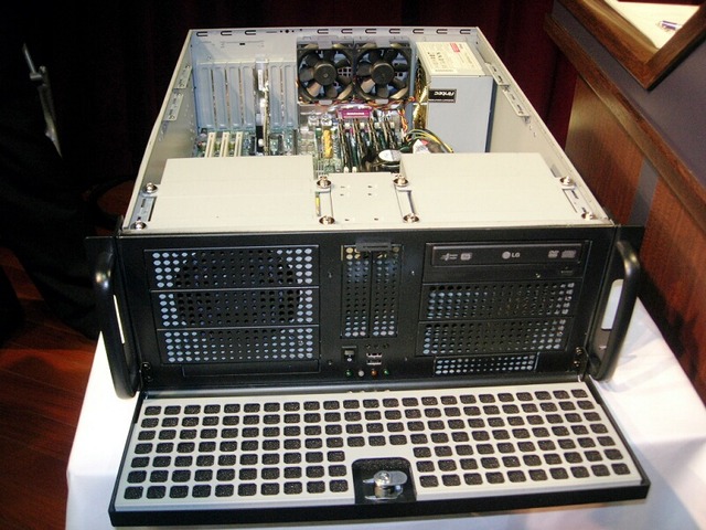 実験に利用したサーバ。マザーボードにSUPERMICRO X7DBE（CPU：デュアルコアXeon 3GHz、メモリ：4Gバイト）を採用。OSはLinuxで、NICはチェルシオ社製のS310と、ごく一般的なもので記録を達成した意義は大きい