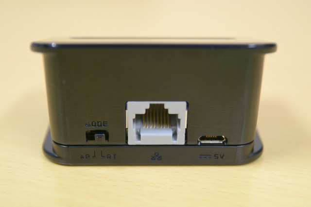 クレードル背面には有線LANポートやモード切替スイッチが。