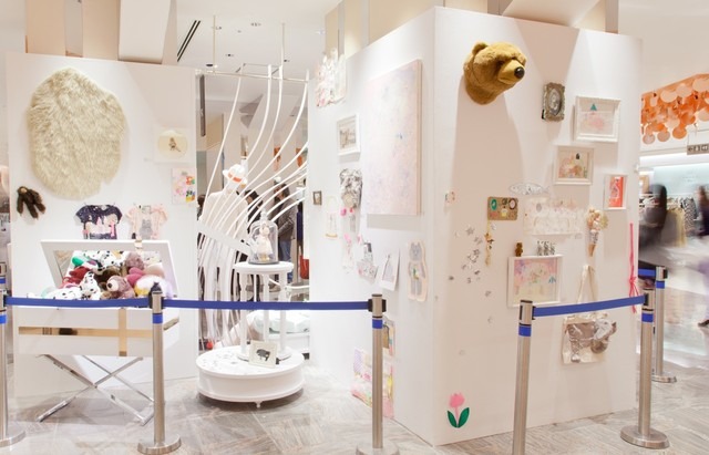 伊勢丹新宿店２階パークのガールズギャラリーで展示されている長井朋子の作品©Tomoko Nagai