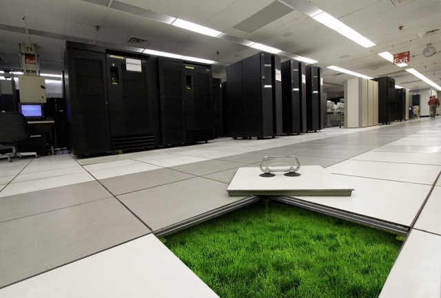 ig Greenによって開発された省エネ技術やサービスを活用した、「グリーンデータセンター」のイメージ。IBMは、全世界で800万平方フィートのデータセンターを運用しており、プロジェクトでは年間70億KW/h以上の電力を削減する予定