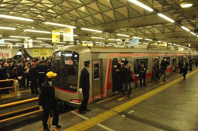 東横線渋谷地上駅、上り最終列車到着