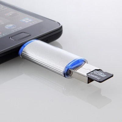 「GALAXY」シリーズ限定機能として、USBコネクタにあるスロットにmicroSDカードを挿して利用可能