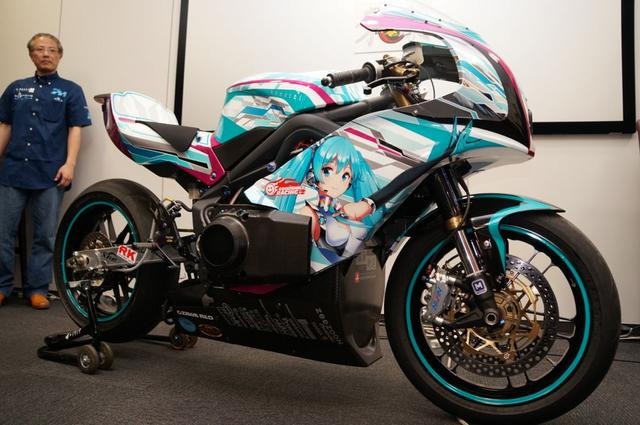 初音ミク、痛単車でマン島TTレースに挑戦…参戦マシン公開