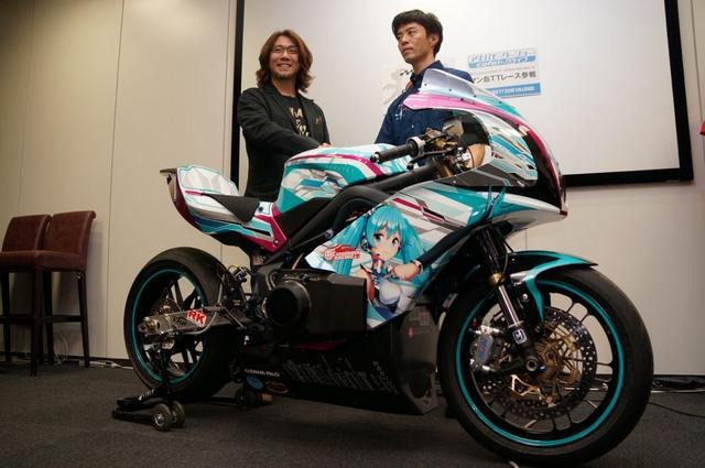 初音ミク、痛単車でマン島TTレースに挑戦…参戦マシン公開