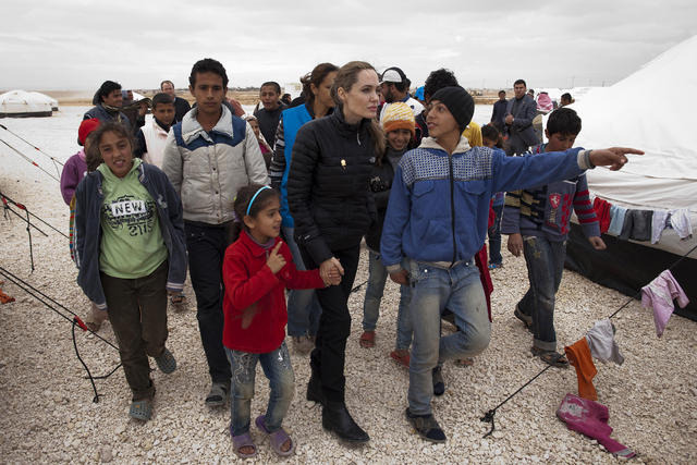 UNHCR親善大使としてヨルダンのザータリ難民キャンプを訪れたアンジェリーナ・ジョリー -(C) Getty Images