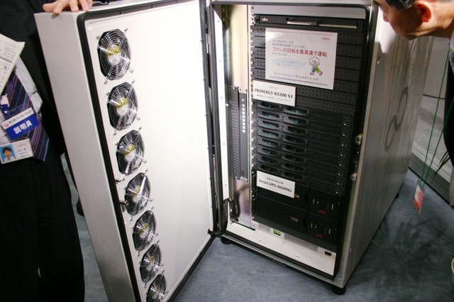 　データセンターなどサーバ設置場所をもたない企業向けに開発中なのが、静音ラック(仮称)だ。このラックは、前後の扉部分にファンを7基搭載している。