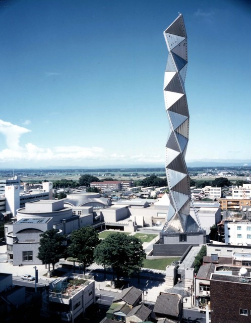 水戸芸術館は高さ100ｍの塔をシンボルとし、コンサートホール、劇場、現代美術ギャラリーの三つの専用空間で構成された複合文化施設