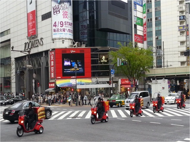 マックデリバリー/デリバリーバイク。渋谷駅前スクランブル交差点