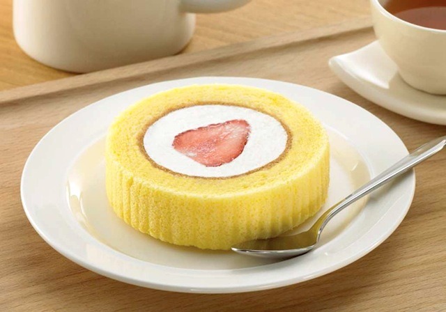 プレミアムロールケーキ（いちごのせ）150円