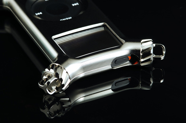 　きわみ工房は、チタンやジュラルミン製のメタル削り出しiPod nanoケース「Re-nano」を発売した。価格はチタン製が99,750円で、ジュラルミン製が39,900円。