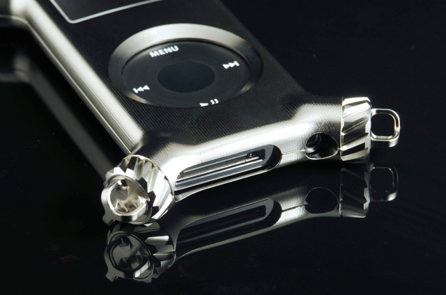 　きわみ工房は、チタンやジュラルミン製のメタル削り出しiPod nanoケース「Re-nano」を発売した。価格はチタン製が99,750円で、ジュラルミン製が39,900円。