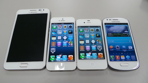 右から、GALAXY S III mini、iPhone 4S、iPhone 5、GALAXY Note。目的に応じて理想的なサイズもさまざまであろう。日常的にコミュニケーション機能主体に使うなら右の2モデルが理想的では。