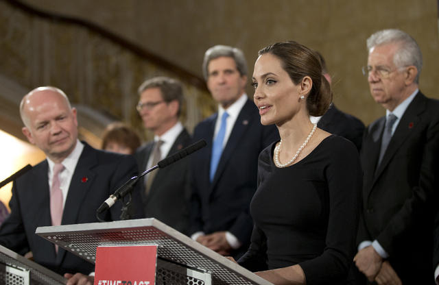G8会合に出席するアンジェリーナ・ジョリー -(C) Getty Images