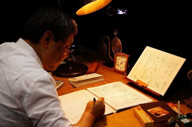 作家の夢枕獏さんは、会場内で原稿を生執筆。