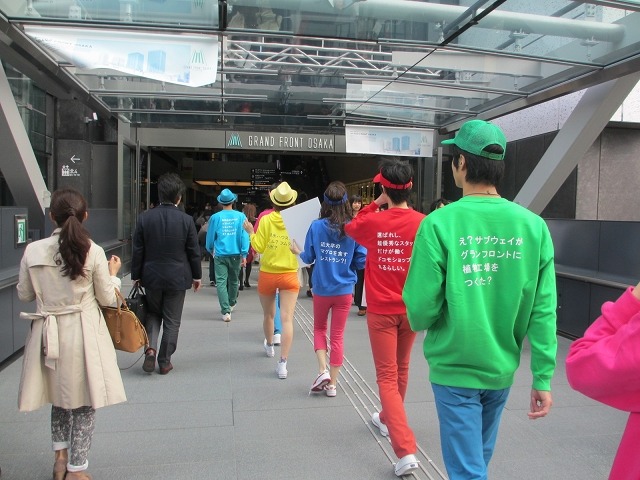 グランフロント大阪を練り歩く“うわさ話広め隊”