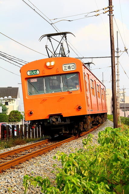 秩父鉄道1000系の1003号編成。国鉄時代の塗色（オレンジバーミリオン）が再現されている。