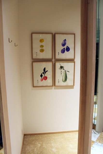 メゾン キツネのフィッティングルームの中には、黒木の母が描いた絵が飾られている。