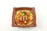 生パスタ彩り野菜とグリルチキンの完熟トマトソース