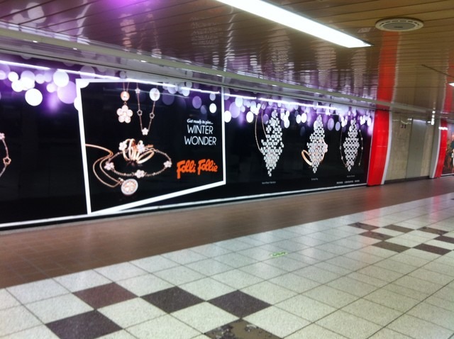 東京メトロと大阪メトロで展開されていフォリフォリのピールオフ広告