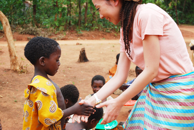 アフリカを訪問し、現地の子どもたちと触れ合うMISIA