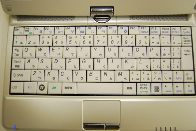 「KOHJINSHA SA」シリーズから一新されたキーボード。ファンクションキーもきちんと揃い、比較的標準的な配列になっている。キーピッチは15.9mm、キーストロークは1.5mmで、パンタグラフ方式。「小型化とタイプしやすさの両立を目指した」という開発担当者の言葉どおり、サイズにさえ慣れてしまえば、ほとんど違和感を感じずにタイプすることができる