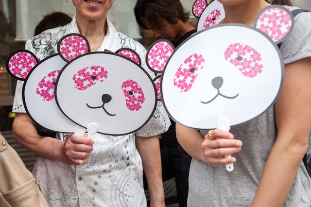 来店客に配られたパンダ型うちわ