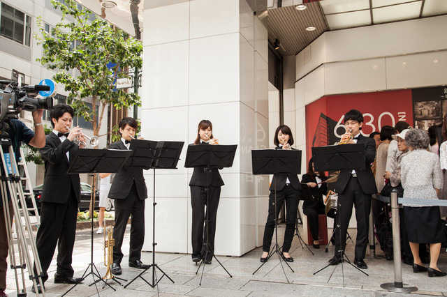 楽団による演奏と共に開店