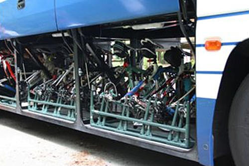 参加者の自転車を観光バスのトランクに収納