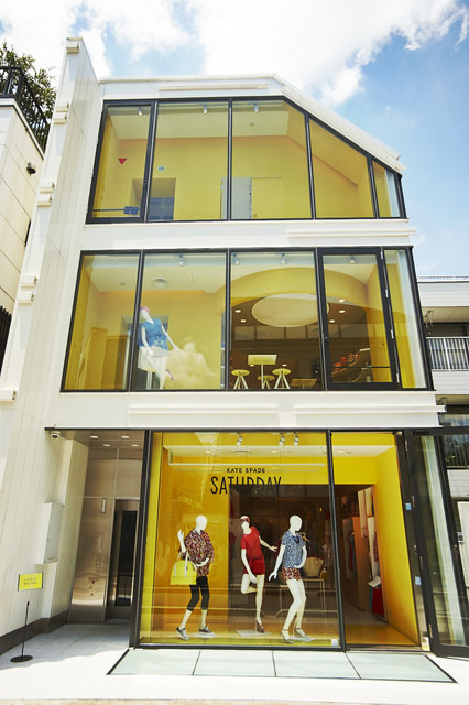 原宿のキャットストリートに昨年オープンした「ケイトスペードサタデー原宿店」。黄色を基調としウィンドーが目印。