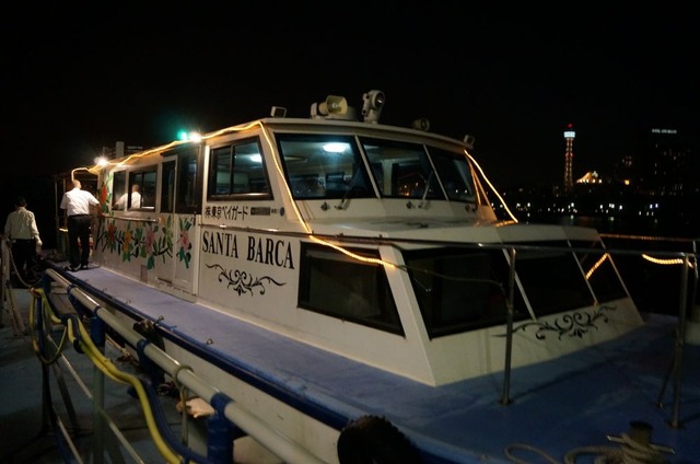 交通船「サンタバルカ」で巡る工場夜景探検ツアー、定員25名のうち女性の参加者も多かった