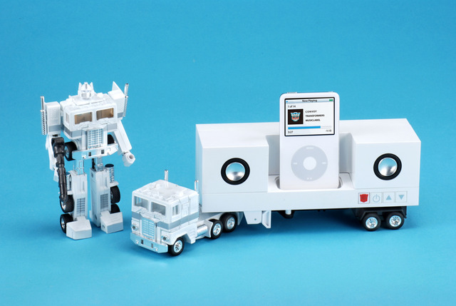 TRANSFORMERS MUSIC LABEL CONVOY playing iPod speaker（iPodは別売）