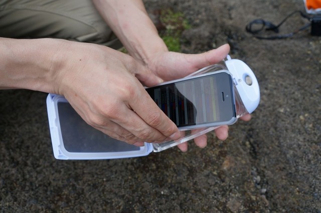 iPhone5防水ハードケース(200-PDA110W）、専用ジャケットを端末本体に装着してケースに入れる