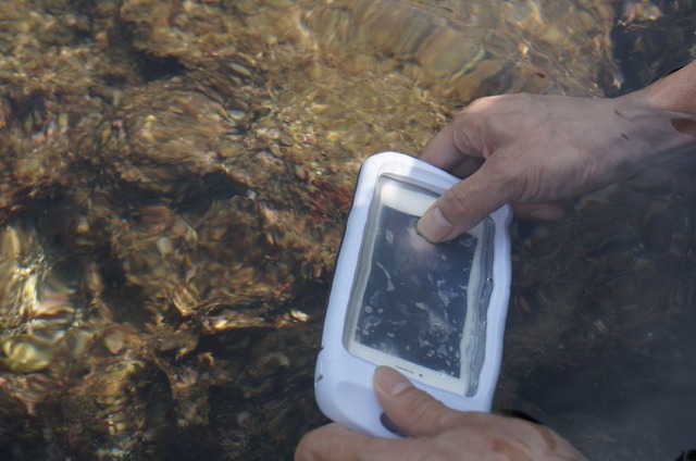 iPhone5防水ハードケース(200-PDA110W）、水深が浅いと撮影ができるのだが…。
