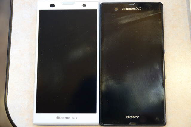 春モデルのXperia Zと並べてみた。5.2インチとドコモの2013年夏モデルとしては最大の液晶を搭載しているが、本体自体は5インチモデルのXperia Zとほぼ同サイズに納まっている。