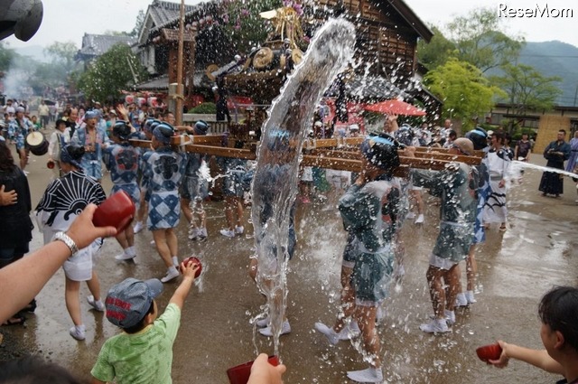 神輿の担ぎ手に水をかけて涼をとる”水掛神輿”に参加した黎くん