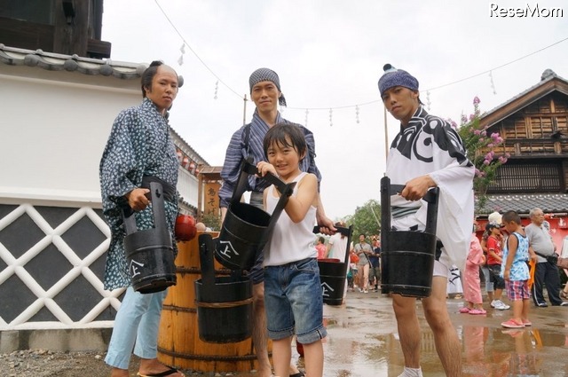 神輿の担ぎ手に水をかけて涼をとる”水掛神輿”に参加した黎くん