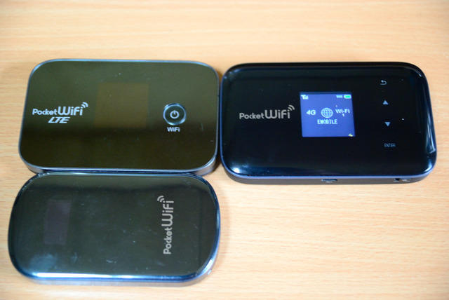 比較テストで使用したモバイルルータ。上段左がEMOBILE LTE対応のGL04P、下段左がGP02。上段右はGL09P