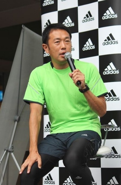 JALホノルルマラソンへチャレンジする田中美保にトレーナーとしてアドバイスする中野ジェームズ修一氏