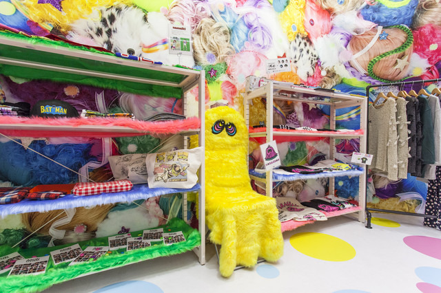 ウイッグを使用した壁面ディスプレイ