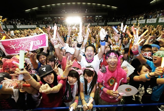 東京での開催地決定に喜ぶ駒沢オリンピック公園に集まった人々