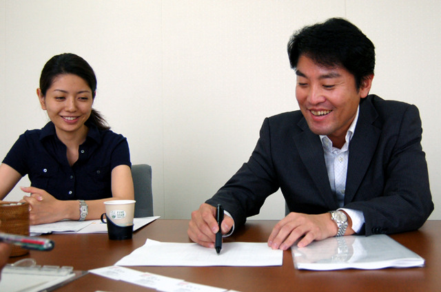 オリックス不動産・住宅統括部の永井哲也氏（右）と佐藤理恵氏（左）