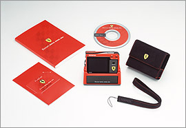 オリンパス、フェラーリ公認デジカメ「Ferrari DIGITAL MODEL 2004」を予約限定販売