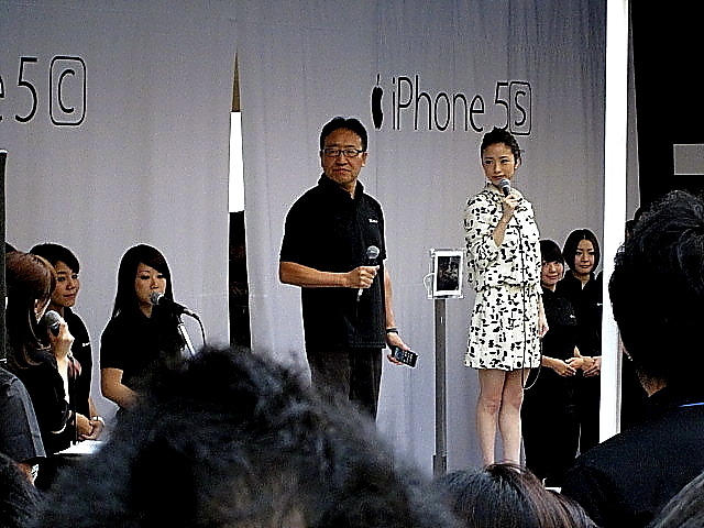 上戸彩。ソフトバンク iPhone 5s/5c発売セレモニー（9月20日）