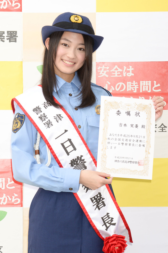 吉本実憂は昨年の第13回全日本国民的美少女コンテストでグランプリに輝き、次世代ユニット「X21」のリーダー