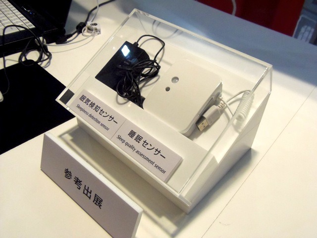 眠気検知センサー（写真左：接触型）と睡眠センサー（写真右：非接触型）