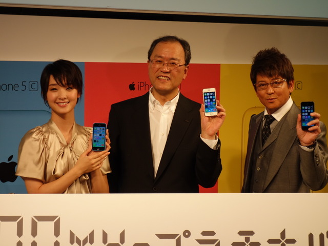 写真：9月20日のiPhone5s 5cの発売記念イベントに出席したKDDIの田中社長