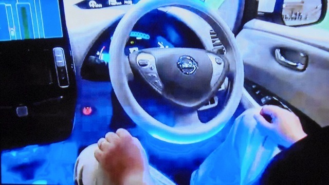 自動運転中の運転席の模様。自動運転がスタートするとハンドルが青白く光る