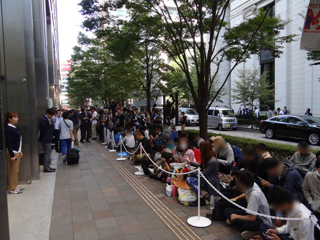 ドコモショップ丸の内店前には新しいiPhoneの発売を待つ人々で長い行列ができた（9月20日）